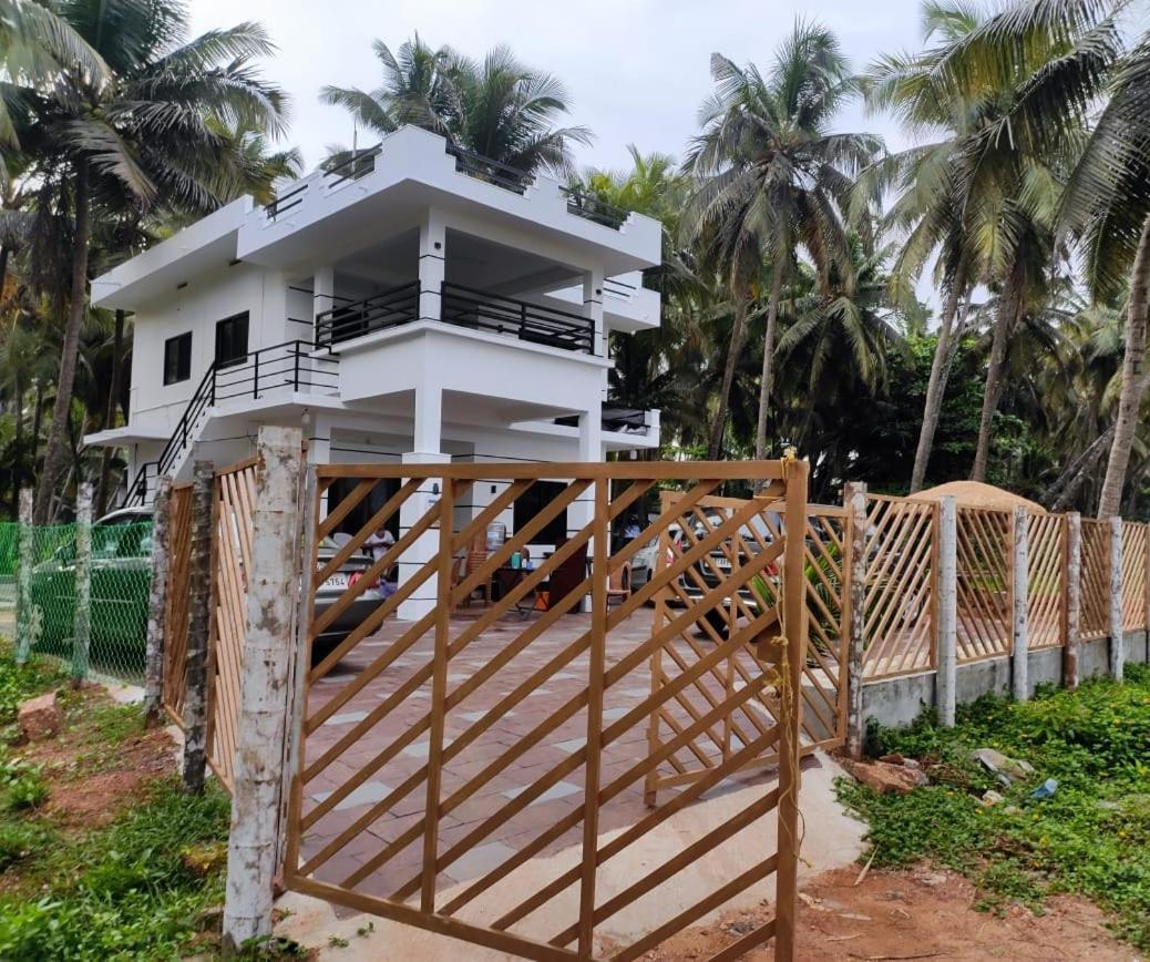 Corniche Beach Resort Mulappilangād Extérieur photo